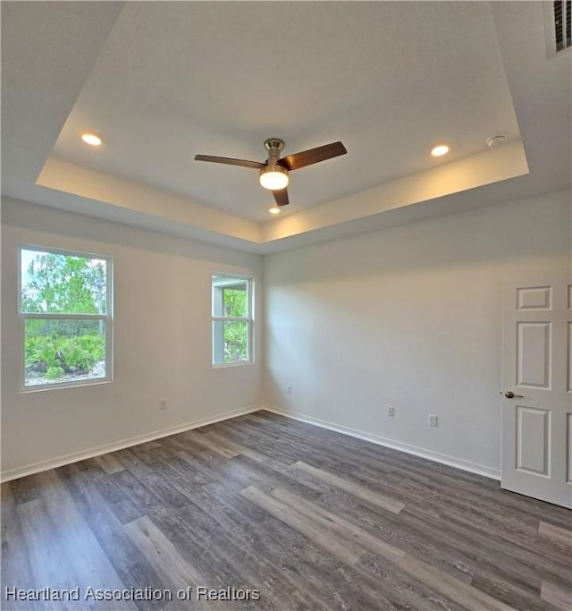 3040 W Joliet Rd, Avon Park, FL 33825 - unfurnished room with a tray ceiling, a ceiling fan, dark wood-style floors, and recessed lighting
