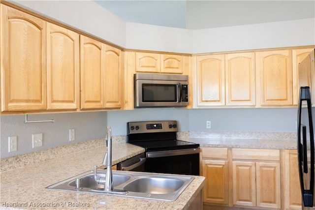 2992 Oaks Bnd, Bowling Green, FL 33834 - kitchen featuring appliances with stainless steel finishes, light brown cabinetry, and light countertops