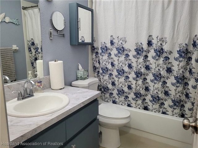 bathroom with a shower with curtain, toilet, and vanity