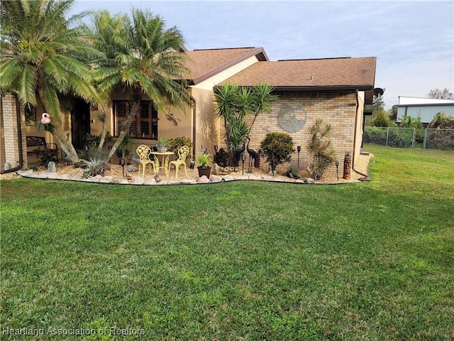 view of side of property featuring a lawn