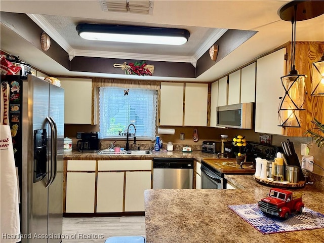 kitchen featuring stainless steel appliances, visible vents, a sink, and ornamental molding