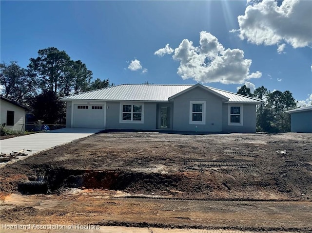 view of front facade featuring a garage