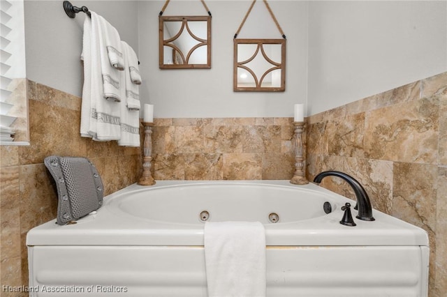 509 Bear Rd, Lake Placid, FL 33852 - bathroom featuring a jetted tub and tile walls