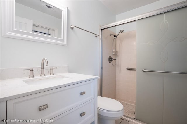 400 Spring Blvd, Sebring, FL 33876 - bathroom featuring toilet, a tile shower, and vanity