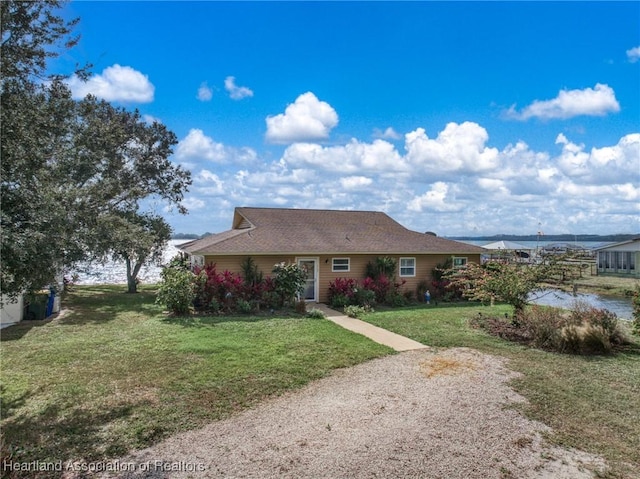 view of front of house featuring a front yard