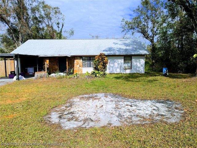 single story home featuring a front lawn