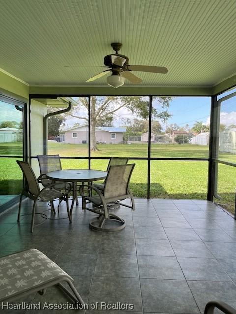 sunroom with ceiling fan