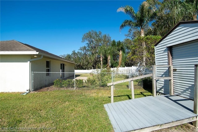 view of yard featuring an outbuilding