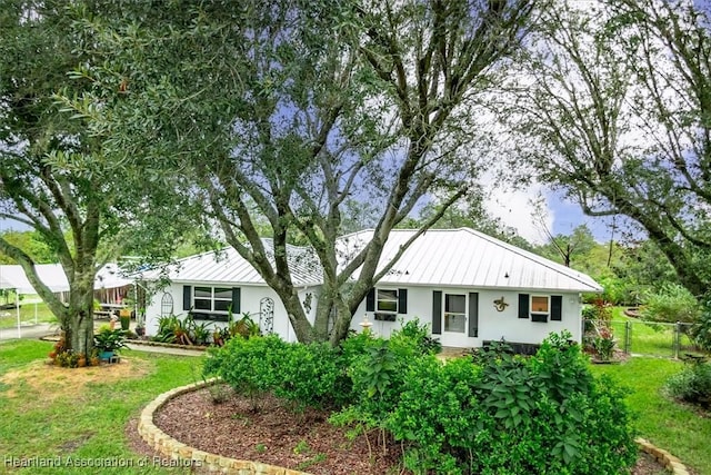 ranch-style home featuring a front yard