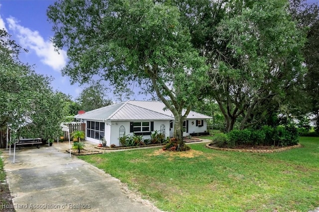 single story home with a front lawn