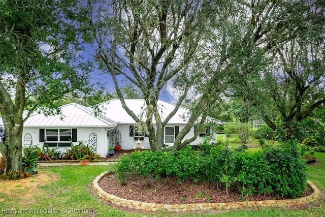 single story home with a front yard