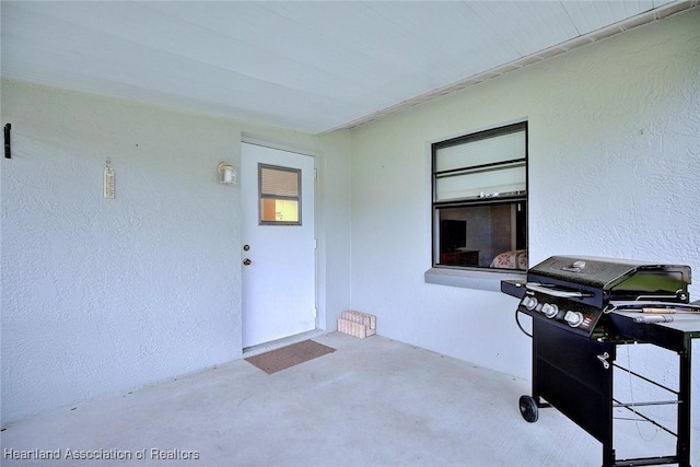 doorway to property with a patio area and stucco siding