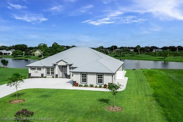 view of front of property featuring a water view and a front yard