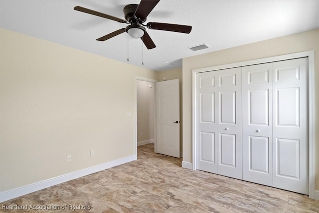 unfurnished bedroom featuring ceiling fan and a closet