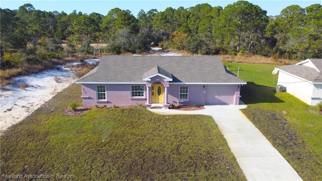 view of front of home featuring a front yard and a garage