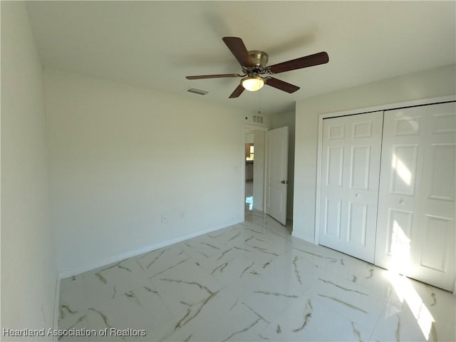 unfurnished bedroom featuring ceiling fan and a closet