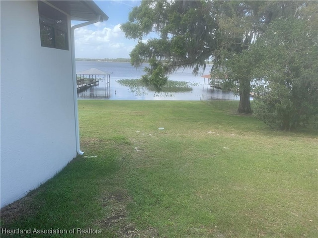 view of yard featuring a water view