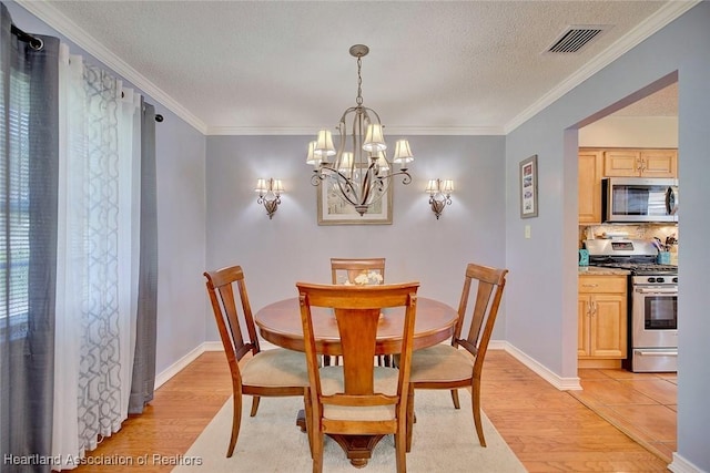 dining area featuring a notable chandelier, ornamental molding, and light hardwood / wood-style flooring