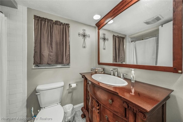 full bath featuring baseboards, visible vents, a shower with shower curtain, toilet, and vanity