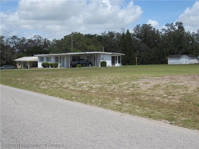 view of front of home featuring a front yard and a carport