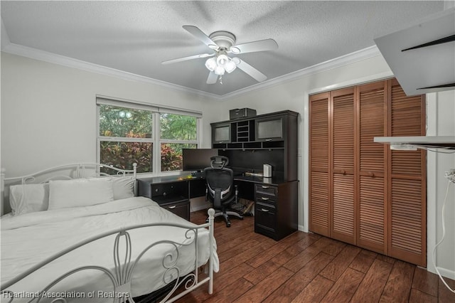 bedroom featuring ceiling fan, ornamental molding, a textured ceiling, dark hardwood / wood-style flooring, and a closet