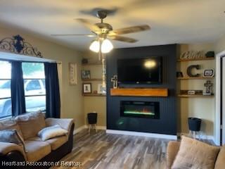 300 Whatley Blvd, Sebring, FL 33870 - living room with a glass covered fireplace, wood finished floors, and ceiling fan