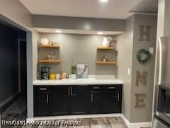 300 Whatley Blvd, Sebring, FL 33870 - bar featuring baseboards