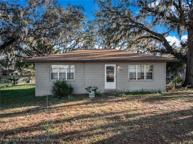 view of front facade featuring a front lawn