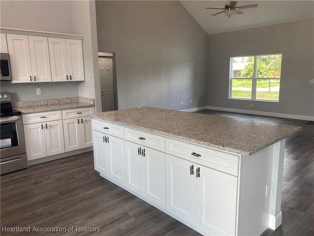 3900 Santiago St, Sebring, FL 33872 - kitchen with appliances with stainless steel finishes, a ceiling fan, dark wood-style floors, white cabinetry, and open floor plan