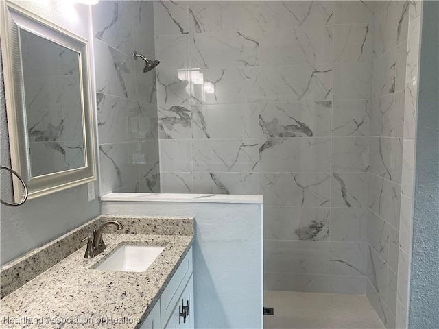 3900 Santiago St, Sebring, FL 33872 - bathroom featuring tiled shower and vanity