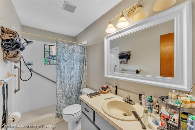 5324 Lafayette Ave, Sebring, FL 33875 - full bathroom featuring a shower with curtain, vanity, toilet, and visible vents