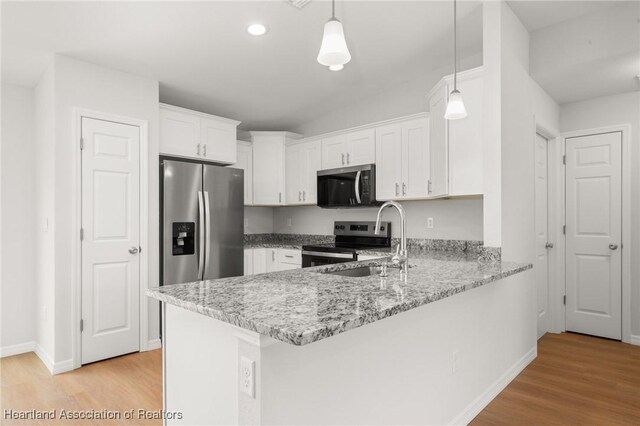 9131 Canter Path, Sebring, FL 33875 - kitchen featuring appliances with stainless steel finishes, white cabinetry, a peninsula, light wood-style flooring, and recessed lighting