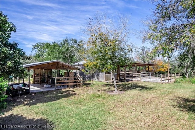 view of yard with an outbuilding