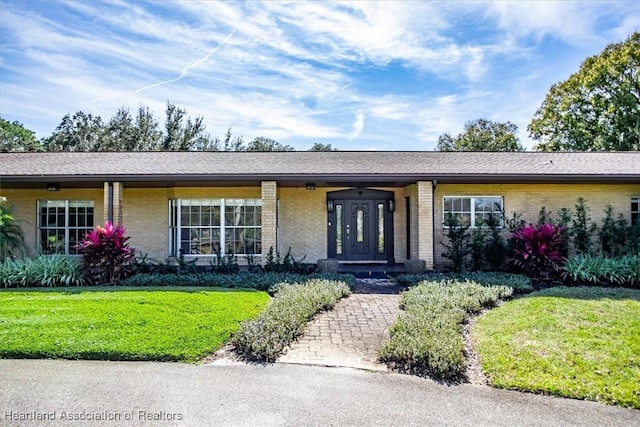 ranch-style house featuring a front lawn