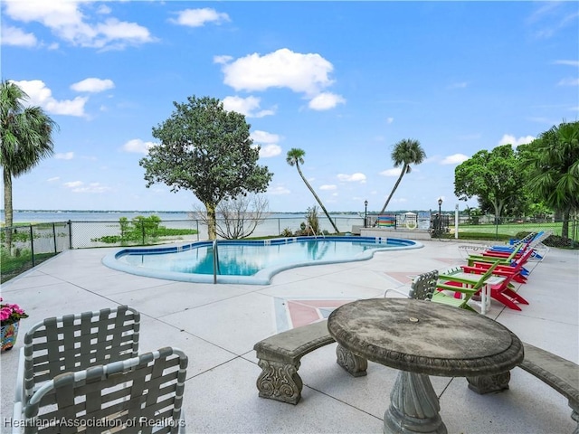 2131 Lakeview Dr Unit 1008, Sebring, FL 33870 - community pool with a patio area and a water view