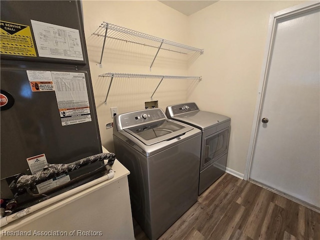 2713 Par Rd, Sebring, FL 33872 - laundry area with independent washer and dryer, dark wood-style floors, and heating unit