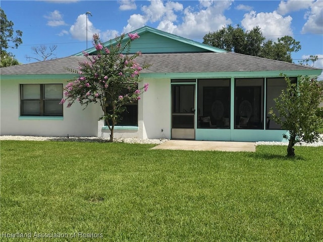 2713 Par Rd, Sebring, FL 33872 - back of house with a shingled roof, a sunroom, a lawn, and stucco siding