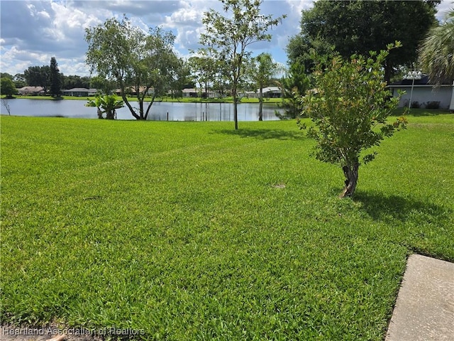 2713 Par Rd, Sebring, FL 33872 - view of grassy yard featuring a water view