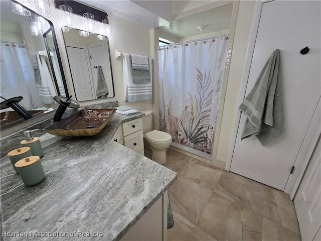 2713 Par Rd, Sebring, FL 33872 - full bathroom with vanity and a shower with curtain