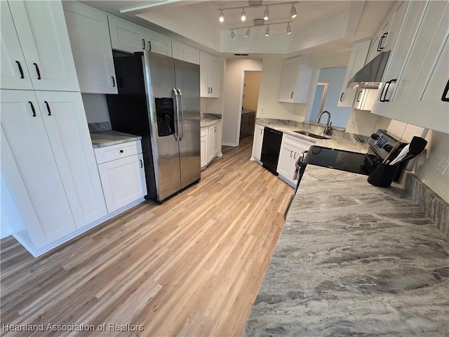2713 Par Rd, Sebring, FL 33872 - kitchen with a tray ceiling, stainless steel refrigerator with ice dispenser, range with electric stovetop, light wood-style flooring, and dishwasher