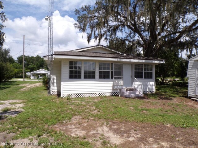 view of front of home featuring a front lawn