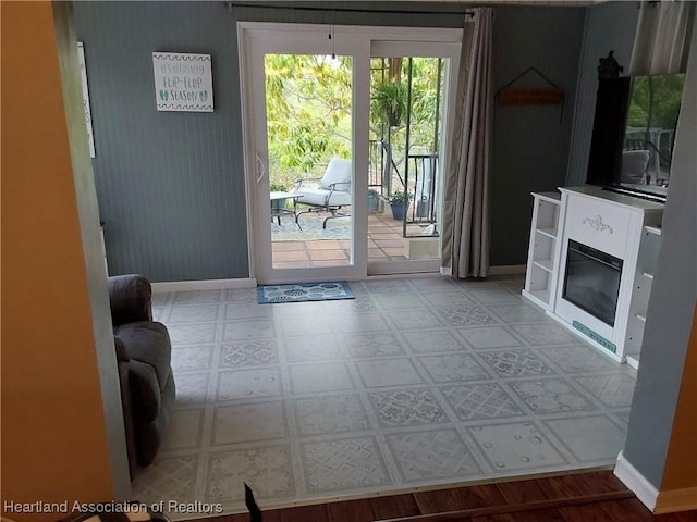 entryway featuring tile patterned floors and baseboards