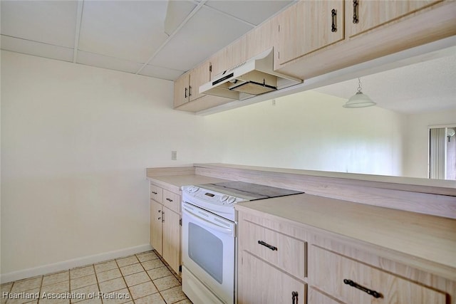 5544 Matanzas Dr, Sebring, FL 33872 - kitchen featuring white electric range oven, under cabinet range hood, light brown cabinets, light countertops, and baseboards