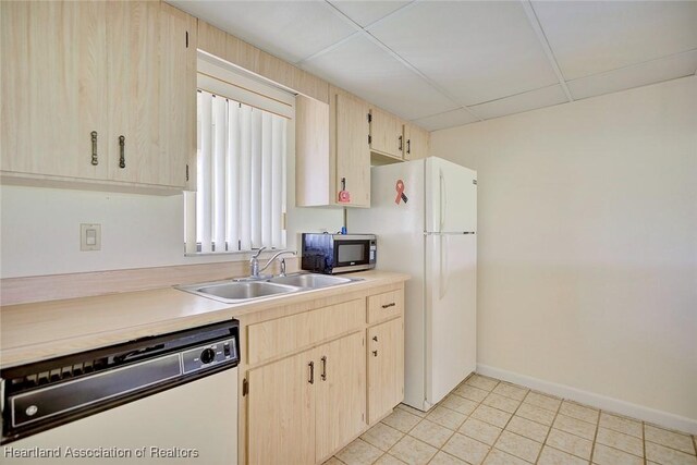 5544 Matanzas Dr, Sebring, FL 33872 - kitchen featuring white appliances, a sink, light brown cabinetry, baseboards, and light countertops