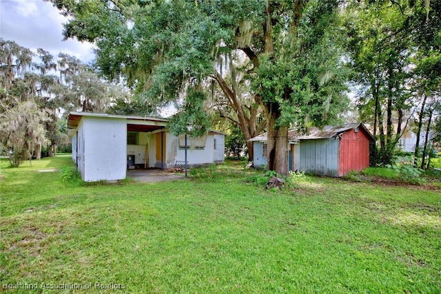 view of yard with a storage shed