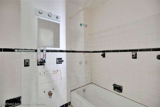 bathroom with tiled shower / bath combo