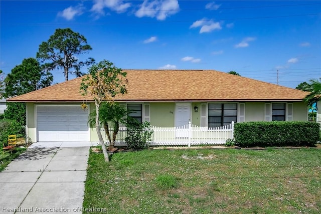 single story home featuring a front lawn