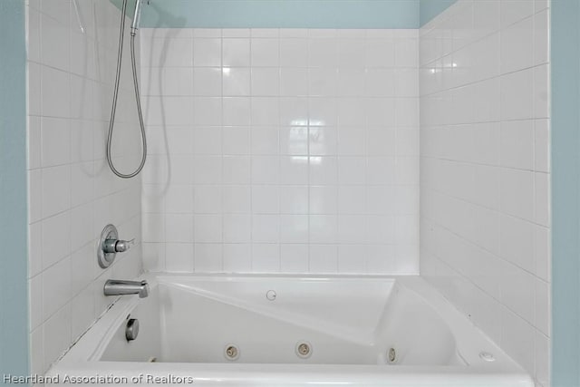 bathroom featuring tiled shower / bath combo