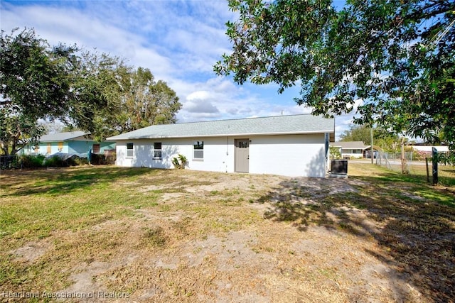 view of front of house featuring a front lawn