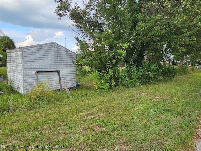 view of yard with a storage shed